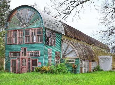 Quirky Home Exterior, Eccentric House Exterior, Unusual Buildings Architecture, Odd Buildings Architecture, Weird Architecture Unusual Homes, Crazy Houses, Unusual Homes, Fantasy House, Earthship