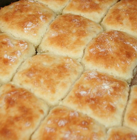 Seven Up Biscuits, 7 Up Biscuits Recipe, 7 Up Biscuits, Bisquick Biscuits, Sour Cream Biscuits, Cream Biscuits, Bisquick Recipes, Biscuit Bread, 7 Up