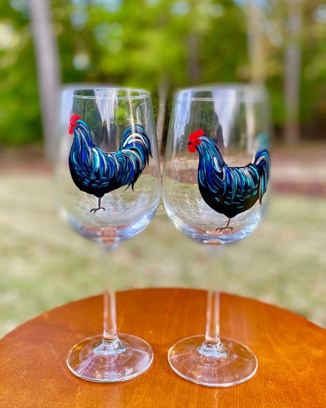 Rooster Decor Farmhouse, Country Rooster, Happy Daisy, Black Rooster, Rooster Decor, Hand Painted Gifts, Hand Painted Wine Glasses, Painting Glassware, Painted Wine Glasses