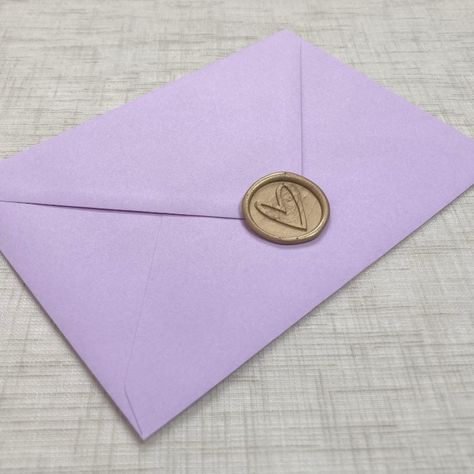 Lilac Lavender purple coloured paper envelope with a gold wax seal on a grey linen cloth Lilac Invitations, Lavender Colour, Wedding Invitation Envelope, Purple Envelope, Seal Wax, Invitation Envelope, Wedding Party Invites, Wedding Inspiration Summer, Purple Colour