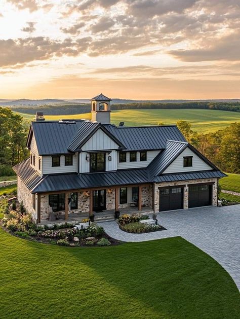 Montana House Aesthetic, Big Country Homes, Farm Modern House, Houses In Colorado, Big Country House, Country Farmhouse Exterior, Barndominium Homes, Dream Barndominium, Nashville Homes