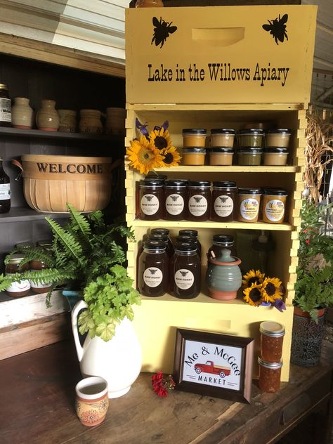 Honey Display, Bee Hives Boxes, Honey Store, Farmers Market Booth, Farmers Market Display, Honey Products, Egg Packaging, Honey Label, Bee Shop