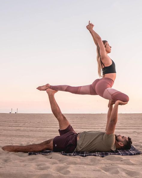 Yoga Couple Poses, Partner Poses, Hata Yoga, Couples Yoga Poses, Acro Yoga Poses, Photo Yoga, Yoga Challenge Poses, Partner Yoga Poses, Yoga Poses For Two