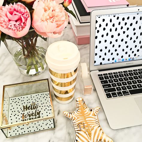 source: stylishpetite.com Kate Spade Inspired Office, Kate Spade Office Supplies, Chic Office Desks, Glam Desk, Beautiful Organization, Desk Arrangement, Desk Stuff, Deco Baroque, Home Decor Sites