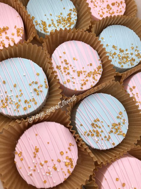 Chocolate Covered Oreos Display, Oreos Covered In Chocolate, Chocolate Covered Oreos Gender Reveal, Fancy Chocolate Covered Oreos, Decorated Oreos Chocolate Dipped, Oreo Cookie Decorating Ideas, Chocolate Covered Oreos Ideas, Chocolate Covered Oreo Designs, Diy Chocolate Covered Oreos