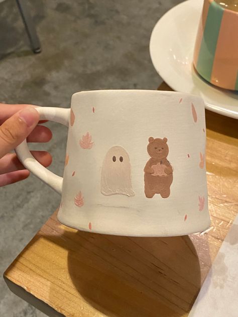 Pastel Pottery Aesthetic, Painting Pottery Ideas Aesthetic, Mug Inspiration Design, Espresso Cup Pottery Painting, Pottery Painting Fall Ideas, Slab Cup Ideas, Handmade Mugs Aesthetic, Petroglyph Pottery Ideas, Cute Mug Painting Ideas Aesthetic