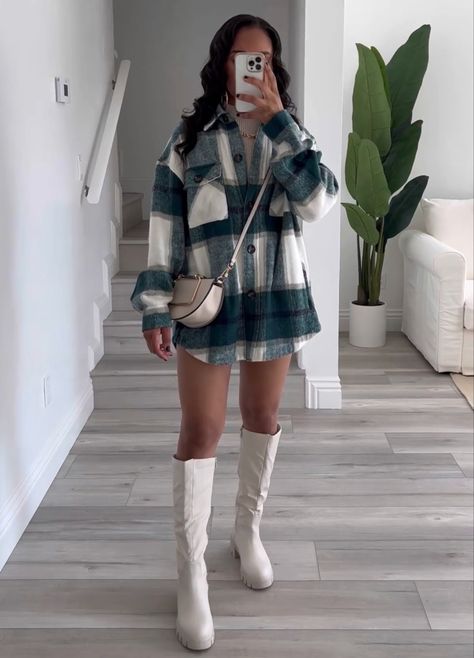 Flannel Outfit Women, Outfit Ideas Layout, 90 Fashion, Ugc Content Creator, Flannel Outfit, Ugc Content, City Outfits, Summer Work Outfits, Cute Fall Outfits