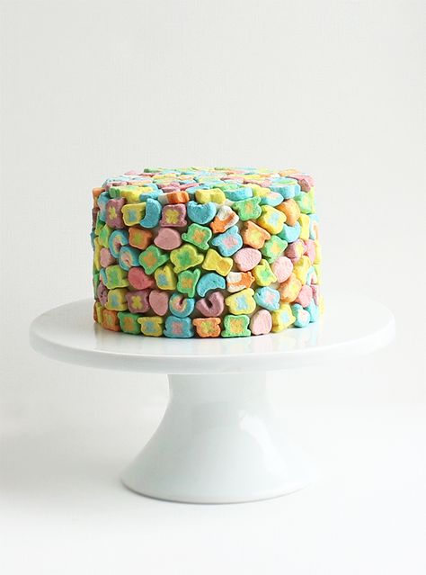 St Patricks Day Cake Impressive Baking, Lucky Charms Recipes, Lucky Charms Cake, Dessert Decor, Easy Cakes, Colorful Cake, Lucky Charms Cereal, Sugar Dough, Pastel Cupcakes