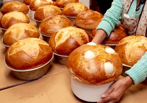 Portuguese Bread, Portuguese Dessert Recipes, Hawaiian Sweet Breads, Portuguese Sweet Bread, Portuguese Desserts, Pane Dolce, Beaver Falls, Portuguese Cuisine, Easter Bread