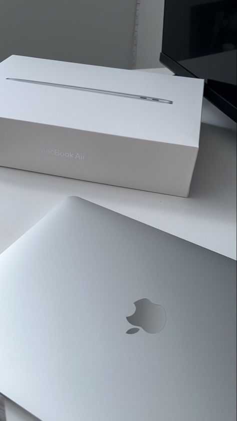 New Macbook Air Aesthetic, Macbook Air 15 Aesthetic, Mack Book Air Aesthetic, Silver Macbook Pro, Mac Air Aesthetic, Mac Book Air Silver, Macbook Air M2 Silver, Macbook Air 2017 Aesthetic, Macbook Air M1 Silver