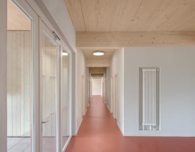 KO/OK Architektur, Simon Menges · KEGELBAHN WÜLKNITZ · Divisare Larch Wood, Common Room, Linoleum Flooring, Floor Colors, Utility Rooms, Flat Roof, Apartment Interior, Linoleum, Outdoor Design