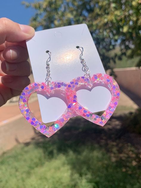 "Each pair of earrings are handmade to order, therefore no two pairs are identical! However, I try to get as close as possible :) Made with sterling silver plated fishhooks. Nickel free and hypoallergenic. Heart width is approximately 1.75\", and is made with resin and pink iridescent color shift heart confetti glitter and chunky white holographic glitter ✨the tiny hearts within the earrings shift from pink to purple depending on the lighting! These pink heart outline earrings are super beautifu Glittery Jewelry, Jewelry Kawaii, Glitter Accessories, Hot Pink Earrings, Kawaii Earrings, Pink Iridescent, Earrings Handmade Dangle, Kawaii Jewelry, Kawaii Gifts