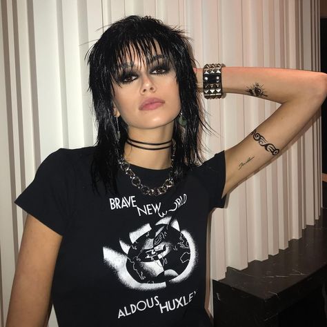 Mik on Instagram: “@joanjett inspired makeup on @kaiagerber last night for the @casamigos Halloween party! Hair by @peter.savic 🖤 @opusbeauty” 80s Rock Costume Women, Rock Costume Women, 80s Rock Costume, 80s Rock Makeup, Punk Rock Makeup, Punk Rock Costume, 80s Rock Hair, Goth Halloween Costume, Rock Costume