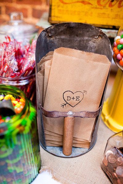 love these stamped bags via style me pretty. And vintage scoop....ohhh...I could do this!!! Popcorn Wedding Favors, Barnsley Gardens, Popcorn Wedding, Bar A Bonbon, Inexpensive Wedding Favors, Candy Bar Wedding, Table Favors, Candy Station, Elegant Wedding Favors