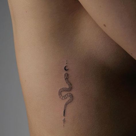 Small Snake Back Tattoo, Snake Ribs Tattoo, Snake On Ribs Tattoo, Brown Snake Tattoo, Snake Tattoo Side Rib, Small Serpent Tattoo, Rib Tattoo Aesthetic, Snake Tattoo Placement Ideas, Snake Tattoo On Ribs