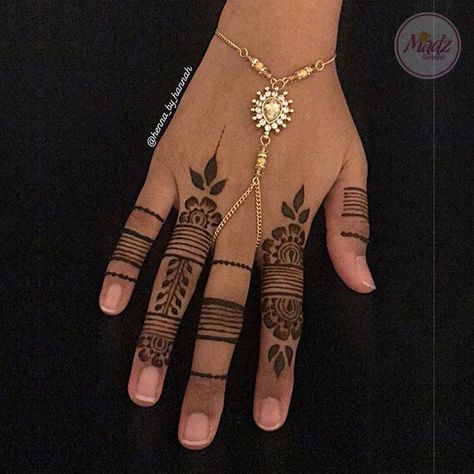 Pearl hand chain eid hand jewelry ek angla White Pearl | Etsy Indie Rings, Finger Designs, Easy Mehandi, Baddie Glam, Nose Jewels, Growing Rosemary, Pretty Henna, Finger Henna Designs, Henna Ideas