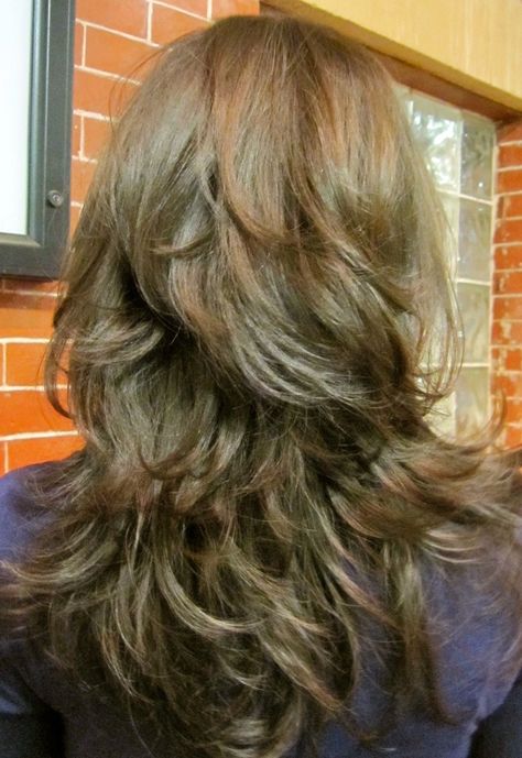 Really Long Shag Haircut, Chunky Layered Hair, Shaggy Long Hair Choppy Layers With Bangs, Wolfcut Blowout, Shag Hairstyles Back View, Wavy Hair Layered Haircut, 2000s Haircuts, 90s Grunge Haircut, Long Shaggy Hair