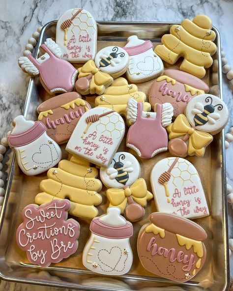 A little honey is on the way….🐝🍯 The squiggles in each row help to keep the icing fluffy and avoid craters! #customcookies… | Instagram Winnie The Pooh Baby Shower, Mommy To Bee, Bear Cookies, Pooh Baby, Baby Cookies, Honey Bear, Cookie Inspiration, Baby Shower Cookies, Baby Bear Baby Shower