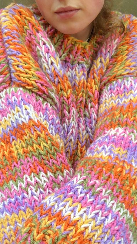 Knitting Inspiration Creative, Colorful Knitting, Crochet Blouses, Hand Knit Sweater, Fall Knitting, Knit Ideas, Stylish Crochet, Handmade Knitwear, Crochet Top Pattern