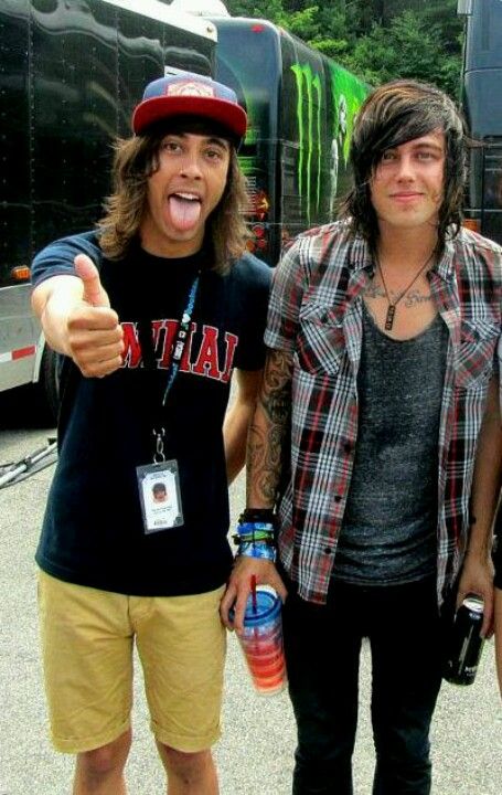 Vic Fuentes & Kellin Quinn<3; love them. Love the monster bus in the background XD Kellin Quinn, Sleeping With Sirens, Falling In Reverse, Love Band, Of Mice And Men, I'm With The Band, Black Veil Brides, Pierce The Veil, Emo Bands