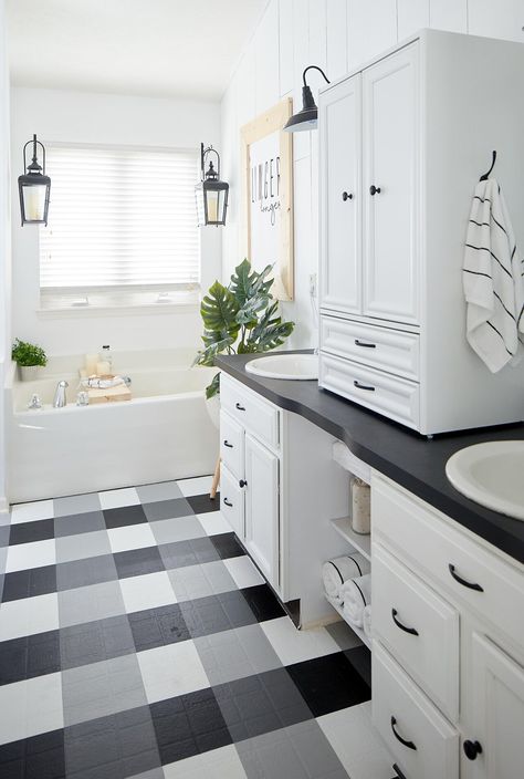 bathroom-buffalo-check-vinyl-floor-611cadda Bathroom Floor Diy, White Bathroom Colors, Bathroom Floors Diy, Painted Vinyl Floors, Sheet Vinyl Flooring, Country Style Interiors, Black White Bathrooms, Finished Bathrooms, Painted Vinyl