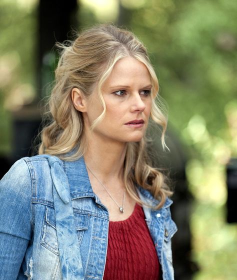 Joelle Carter as Ava Crowder, Justified Joelle Carter, Beauty Hair Color, Actress Hairstyles, Timothy Olyphant, Gibson Girl, Feminine Top, Best Jeans, Womens Hairstyles, Chic Style