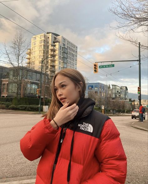 White North Face Jacket Outfit, The Nord Face, North Face Puffer Outfit, North Face Jacket Outfit, Ac Bonifacio, White North Face Jacket, Puffer Outfit, Ig Pics, Red Puffer