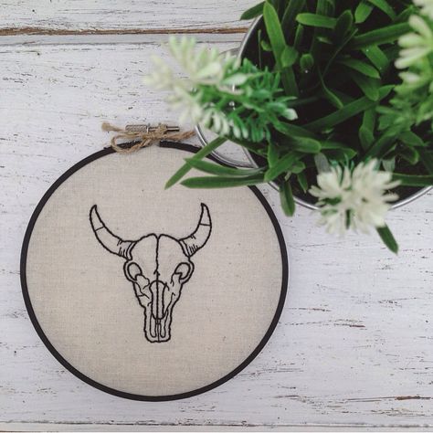 Cow Skull Embroidery, Sheep Skull, Skull Embroidery, Ram Skull, Clothing Art, Cow Skull, Embroidery Ideas, Thread Work, Embroidery And Stitching