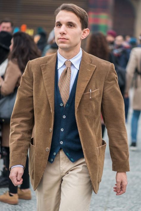 Classic Life, Dapper Outfit, Mens Dress Outfits, Brown Corduroy Jacket, Preppy Mens Fashion, Preppy Men, Trending Topic, Waxed Cotton Jacket, Classic Menswear