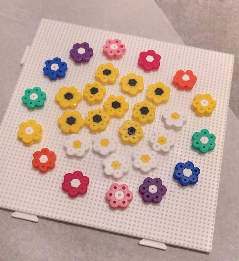 Small Flower Perler Bead Patterns, Fuse Beads Flower, Tiny Pearler Bead Patterns, Iron Beads Flower, Small Flower Pixel Art, Perler Bead Daisy, Flower Hama Beads, Small Hama Bead Designs, Hama Beads Flower