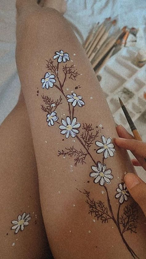 Body Paintings Female Aesthetic, Things To Paint On Legs Easy, Drawing On Skin Aesthetic, Paint On Body Aesthetic, Leg Drawing Ideas, Leg Art Ideas, Arm Paint Ideas Body Art, Flower Body Painting, Things To Paint On Your Leg