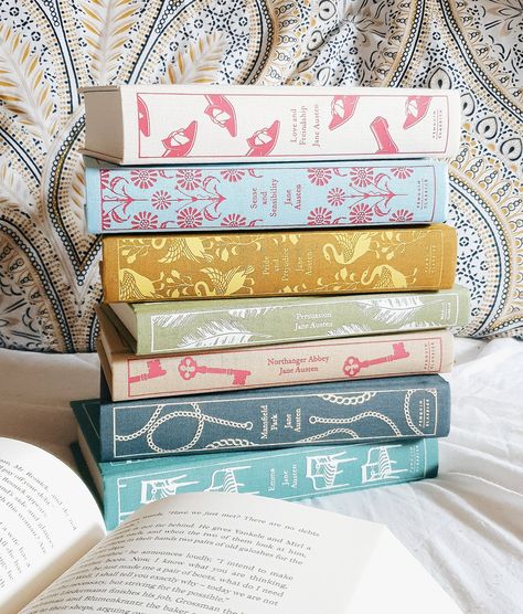 12 Classic Novels in 12 Months • Reading Challenge • Evie Jayne Books To Read In Winter, Classic Books To Read, Penguin Clothbound Classics, Classic Novels, Jane Austen Books, Penguin Classics, World Of Books, Marca Personal, Reading Challenge