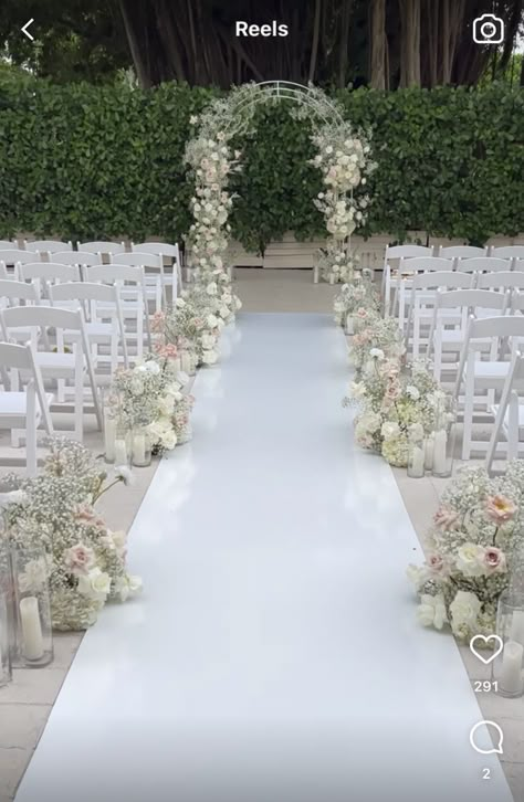 Wedding Aisle Florals, Aisle Florals, Emerald Green Wedding Theme, Wedding Church Aisle, Classic Romantic Wedding, Emerald Green Wedding, Wedding Church Decor, Wedding Isles, Church Weddings