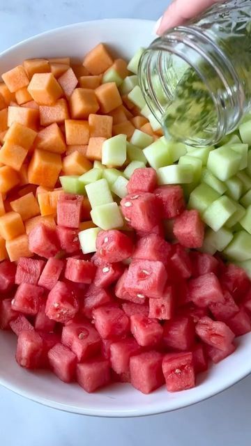 Sharing Delicious Food on Instagram: "Melon Salad! 😍 Follow for more salad recipes! By @her.wholesome.kitchen Full recipe: 1 small watermelon 1 cantaloupe  1 honeydew  Dressing: 3 tbsp lime juice 2 tbsp honey 2 tsp lime zest 2 tbsp chopped mint Pinch of salt Add all of the salad ingredients to a large bowl, drizzle the dressing on top & toss to mix!" Fruit Tray Ideas, Easy Fruit Salad Recipes, Healthy Summer Snacks, Sommer Mad, Melon Salad, Fruit Platter Designs, Fruit Salad Easy, Resep Salad, Lake Food Ideas Summer