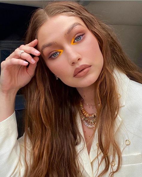 Gigi Hadid Makeup, Mode Poses, Orange Makeup, Makeup Tip, Summer Makeup Looks, Makeup Eye Looks, Glam Look, Colorful Eyeshadow, Editorial Makeup