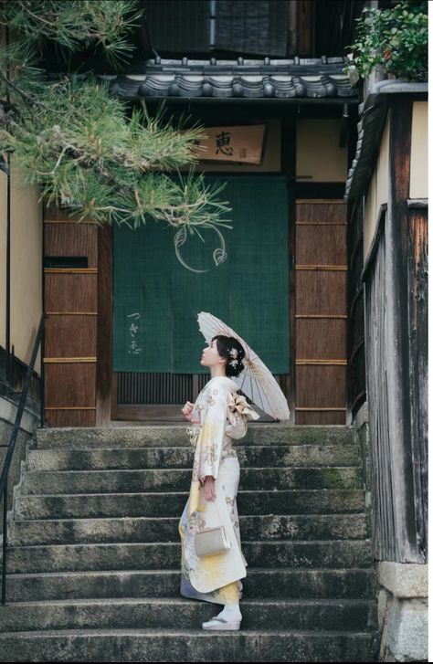 Kimono Pose, Kimono Poses, Formal Kimono, Photography Japan, Winter Kimono, Photography Inspiration Portrait, Beautiful Kimonos, Japan Photo, Japanese Outfits