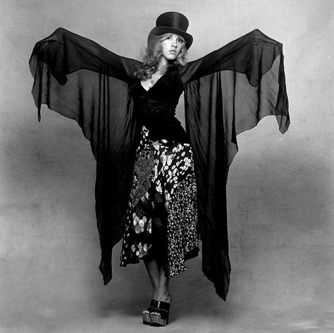 Happy Birthday, Stevie Nicks! How to Channel Her Boho-Chic Style Stevie Nicks Birthday, Stevie Nicks 70s, Moda Z Lat 70., Stevie Nicks Costume, Stevie Nicks Concert, 70s Mode, Marla Singer, Witchy Outfits, Style Année 70