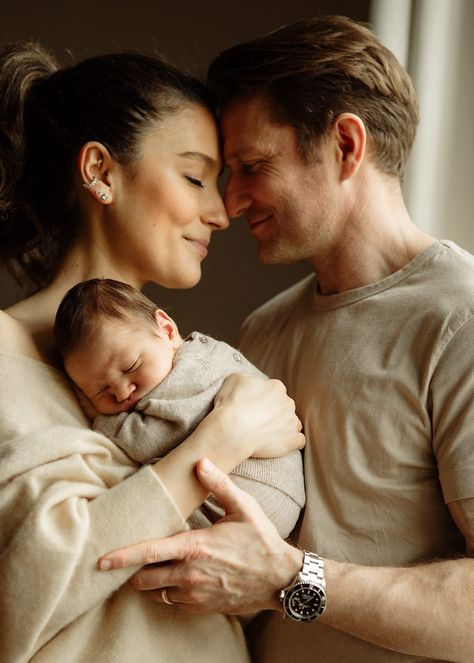 Luxury Newborn Photography in Hampstead: What to Expect | Samantha Black Mom Baby Pictures, Simple Newborn Photography, Parents Photography, Newborn Family Pictures, Baby Photography Poses, Natural Newborn Photography, Newborn Family Photos, Natural Newborn, Newborn Photography Poses