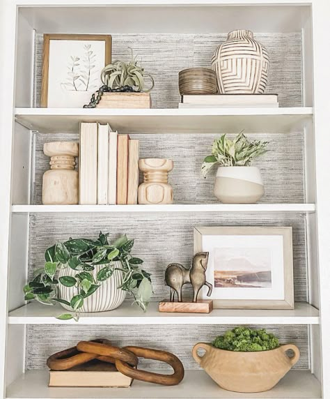 White Bookshelf Decor, Decorating Built Ins, Bookshelf Styling Living Room, Styling Living Room, Magnolia Decor, Shelf Arrangement, Home Bookshelves, Built In Shelves Living Room, Shelf Decor Living Room