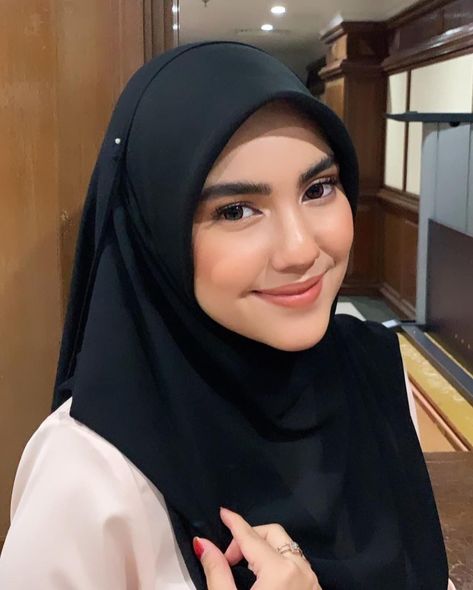 Dahlia Rizal, Hijab Fashion, Dahlia, Makeup Looks, Tumblr, Makeup, Beauty, Quick Saves, Make Up Looks