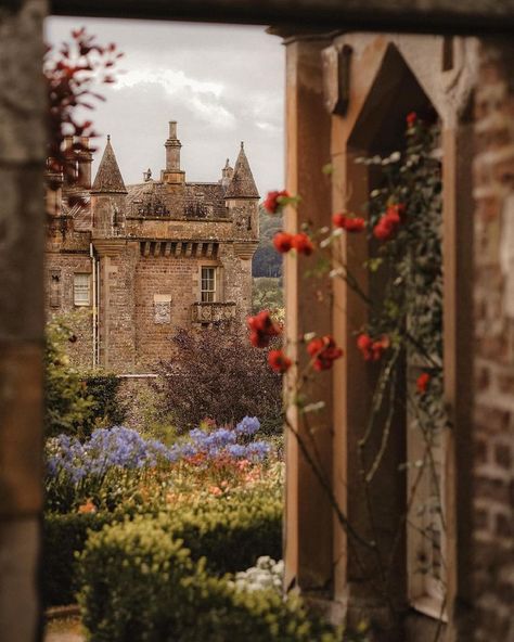 Fairytale Aesthetic, Romantic Academia, Royal Aesthetic, A Castle, Medieval Castle, Light Academia, Pretty Places, Dream Home Design, Beauty And The Beast