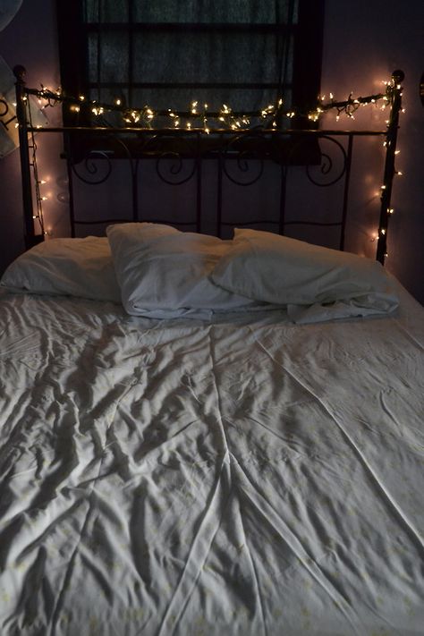 Gosto da ideia.... Unmade Bed, Winter Bedroom, Fairy Lights Bedroom, Tumblr Rooms, Bedroom Decor Cozy, White Sheets, Bedroom Black, Black Bedding