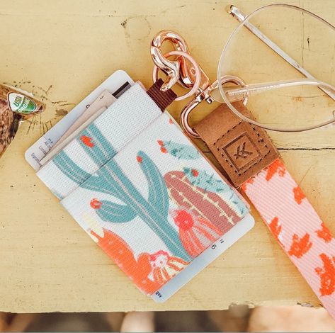 Thread Wallets Wrist Lanyard, Wristlet Wallet Aesthetic, Thread Wallets Aesthetic, Wallet And Keys Aesthetic, Wallet Keychain Ideas, Lanyard Aesthetic, Car Keychain Ideas, Driving Aesthetic, Cool Truck Accessories