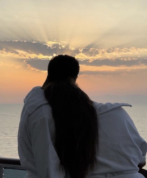 Soft Couple Athestic, Relationship Aethstetic Faceless Dark, Desi Couple Faceless Aesthetic, Cute Couple Faceless, Couple Laughing Aesthetic, Brunette Couple Aesthetic, Faceless Couple Pics, Beach Magic, Couple Laughing