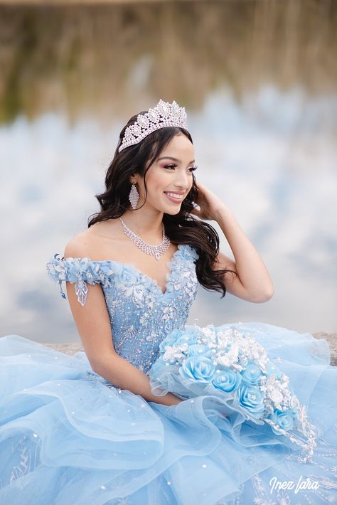 Quinceanera Photoshoot Poses, Quince Poses, Quince Picture Ideas, Quince Photos, Quinceañera Photoshoot Ideas, Quince Photoshoot Ideas, Quince Photoshoot, Cinderella Quinceanera Themes, Quince Planning