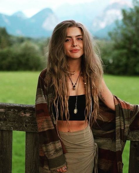 California Boho Style Outfits, Mountain Women Style, Bohemian Makeup Look Boho, Boho Travel Outfit, Hippie Pictures, Hippie Fits, Looks Hippie, Look 80s, Dread Extensions