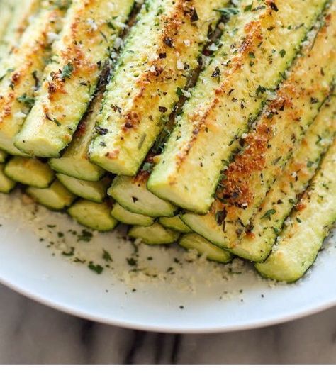 Baked Parmesan Zucchini, Zucchini Crisps, Fest Mad, Idee Pasto, Lean And Green Meals, Parmesan Zucchini, Grilled Zucchini, Fodmap Recipes, Idee Pasto Sano