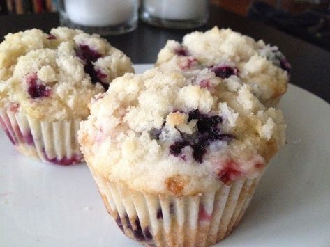 Strawberry Blueberry Muffins, Blueberry Muffins With Crumb Topping, Greek Yogurt Blueberry Muffins, Resep Muffin, Strawberry Blueberry Smoothie, Greek Yogurt Muffins, Yogurt Muffins, Berry Muffins, Strawberry Muffins