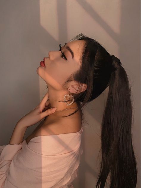 Golden hour selfie side profile Instagram inspo inspiration Ponytail Selfie, Holding Face, Profile Instagram, Instagram Selfie, Side Profile, Selfie Ideas, Golden Hour, Instagram