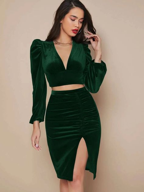 Crop Top Elegante, Bodycon Skirt Outfit, Crop Top Design, Thigh Skirt, Velvet Dress Designs, Slim Fit Crop Top, Crop Top Designs, Velvet Clothes, Velvet Crop Top